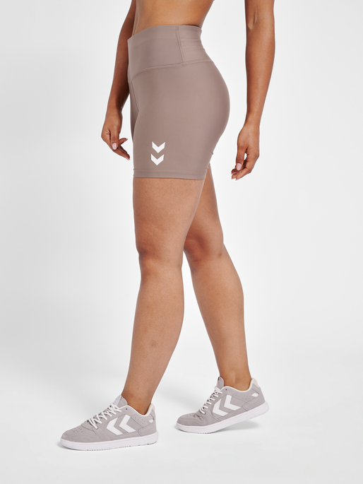hmlTE TOLA HW TIGHT SHORTS, DRIFTWOOD, model