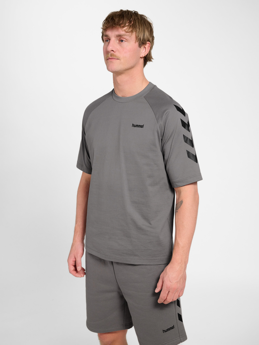 hmlKEEPER CHEVRON T-SHIRT S/S, CHARCOAL GRAY, model