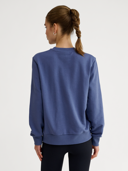 hmlPULSE W SWEAT CREWNECK, BLUE INDIGO, model