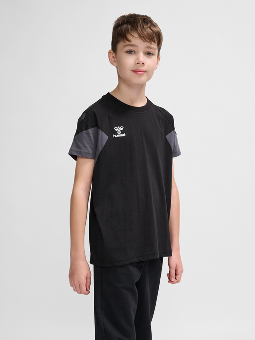 hmlTRAVEL T-SHIRT S/S KIDS, BLACK, model