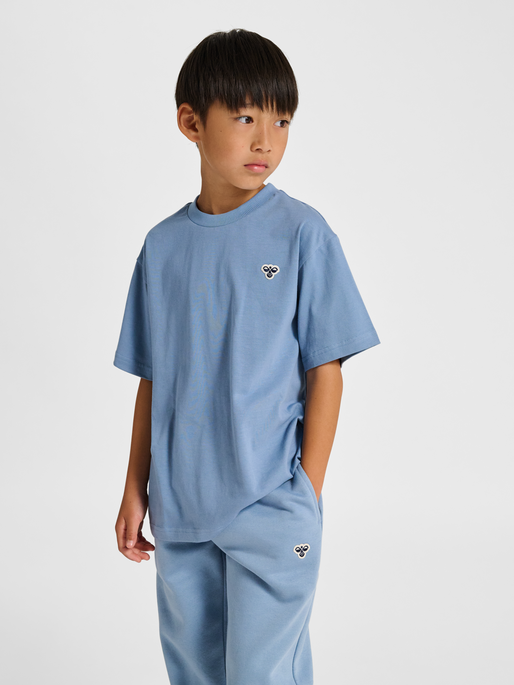 hmlJR LOOSE T-SHIRT S/S BEE, FADED DENIM, model