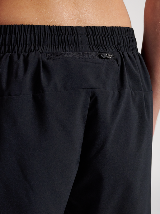 nwlMAX ZIP POCKET W SHORTS, BLACK, model