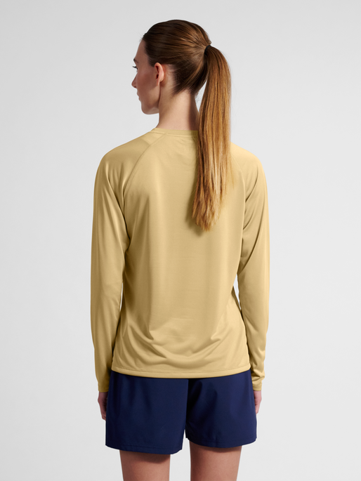 nwlBEAT W T-SHIRT L/S, ANTELOPE, model