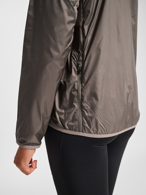 nwlPACKABLE TRAIL W JACKET, FALCON, model