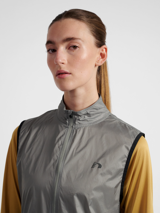 nwlPACKABLE TRAIL W VEST, TITANIUM, model