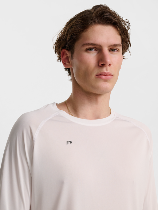 nwlBEAT T-SHIRT L/S, WHITE, model