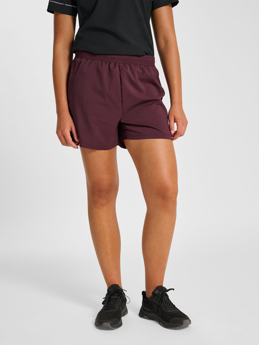 nwlMAX ZIP POCKET SHORTS W, DECADENT CHOCOLATE, model