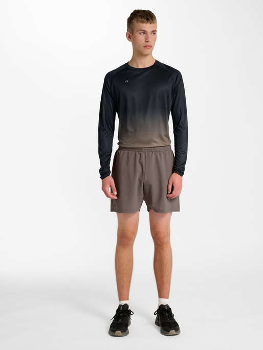 nwlMAX ZIP POCKET SHORTS, FALCON, model