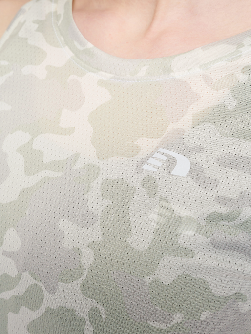 WOMEN RUNNING SINGLET, OYSTER MUSHROOM AOP, model