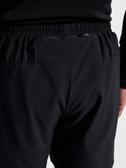 nwlMAX ZIP POCKET SHORTS, BLACK, model