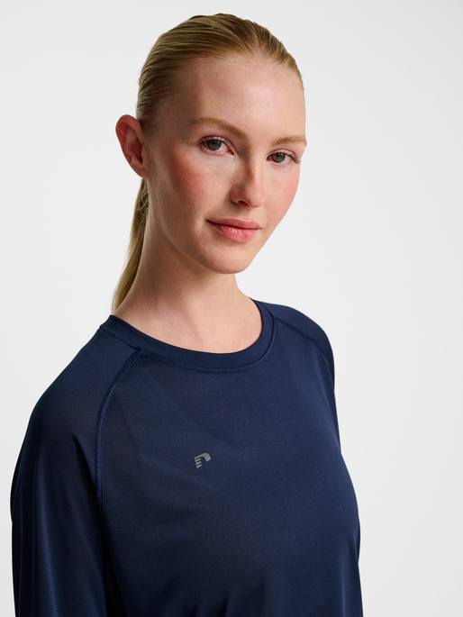 nwlBEAT W T-SHIRT L/S, BLACK IRIS, model