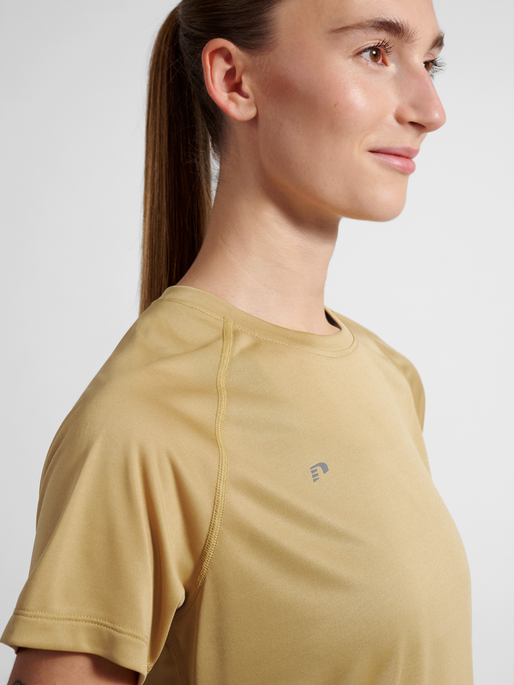 nwlBEAT W T-SHIRT, ANTELOPE, model