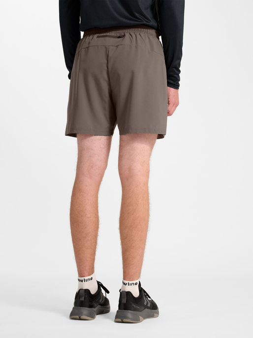 nwlMAX ZIP POCKET SHORTS, FALCON, model