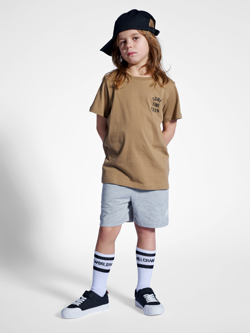 stmREVOLUTION T-SHIRT S/S, SEPIA TINT, model