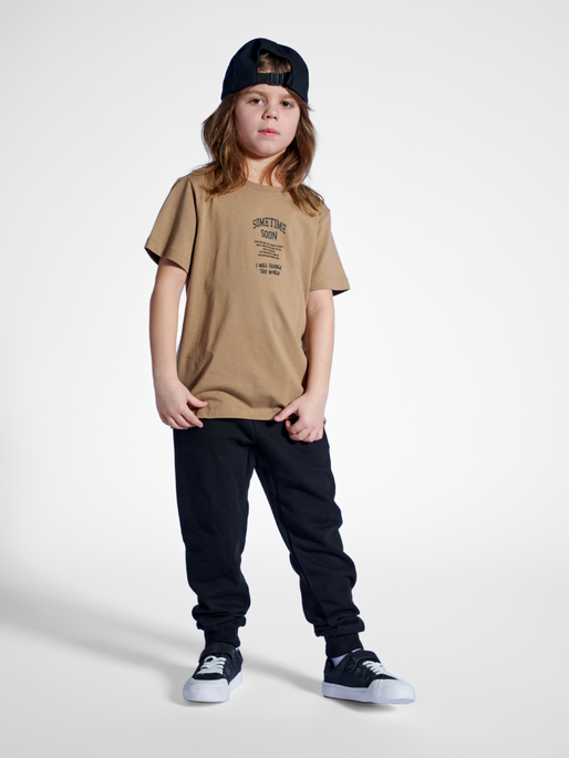 stmDIMAS T-SHIRT S/S, SEPIA TINT, model