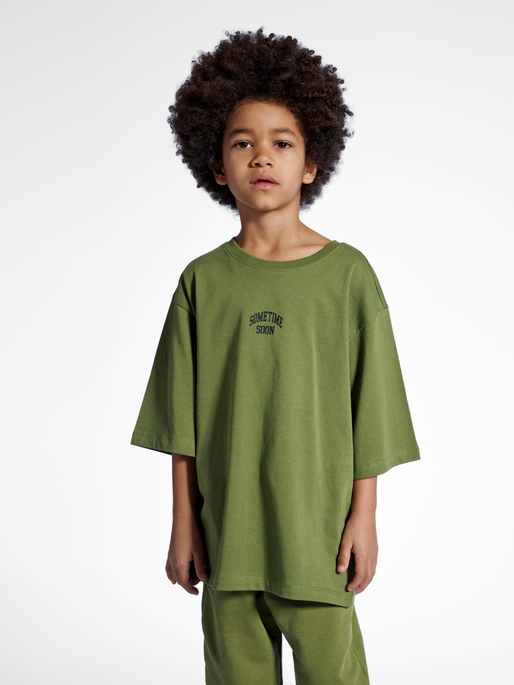 stmKARMA T-SHIRT S/S, OLIVE BRANCH, model