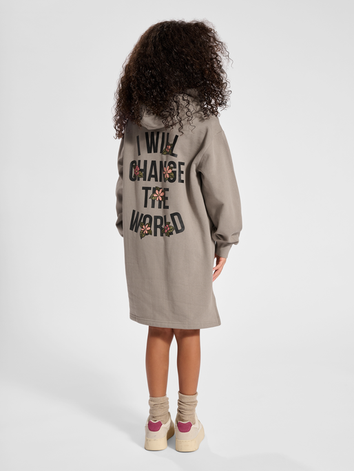 stsAMANDA DRESS, ROASTED CASHEW, model