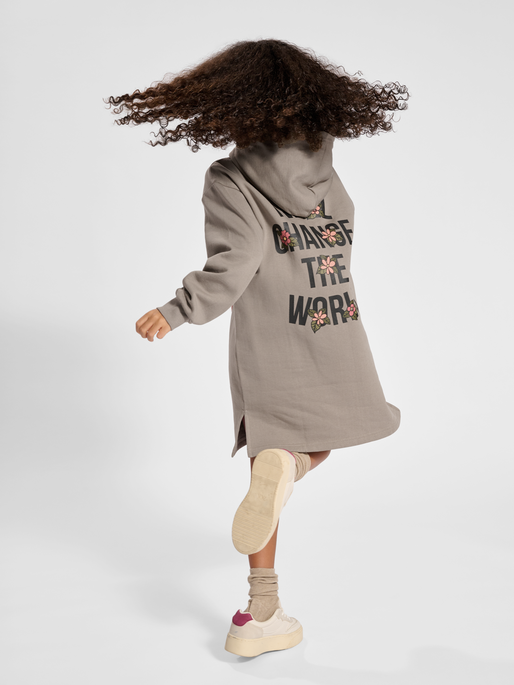 stsAMANDA DRESS, ROASTED CASHEW, model