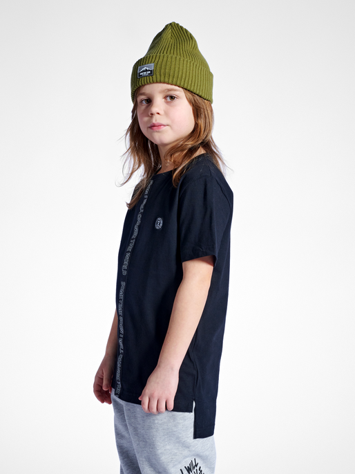 stsMONUMENT T-SHIRT S/S, BLACK, model