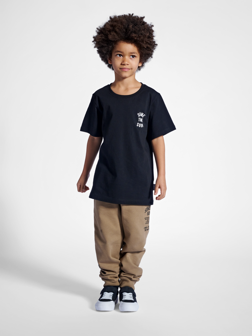 stmREVOLUTION T-SHIRT S/S, BLACK, model